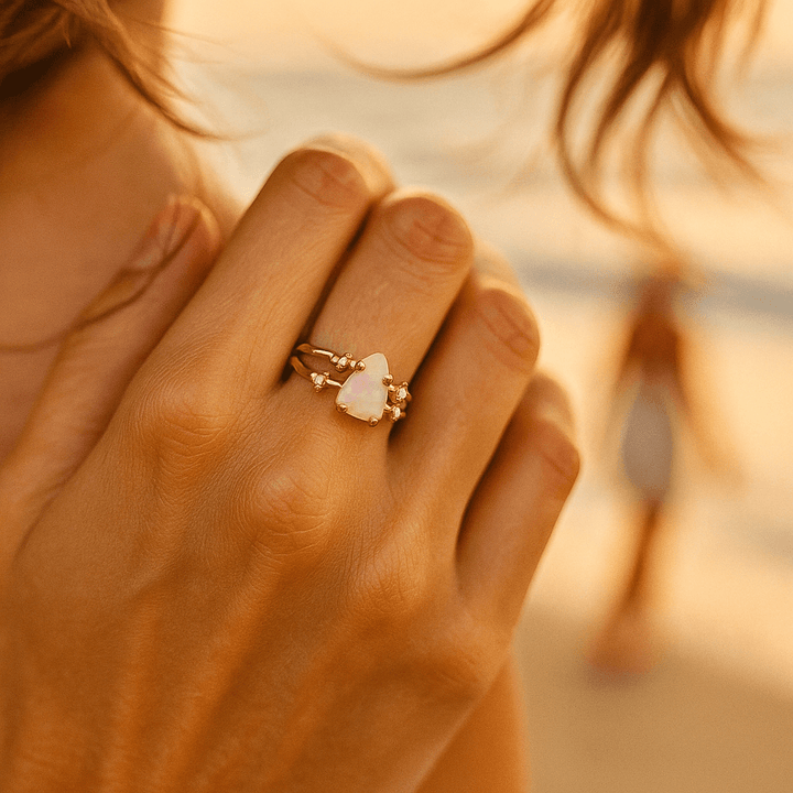 Anello in argento 925 con pietra di luna e decorazioni dorate